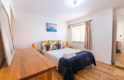 Stratford and New Town Apartment | London Stratford - Spacious 2 bed flat with secured parking & private garden