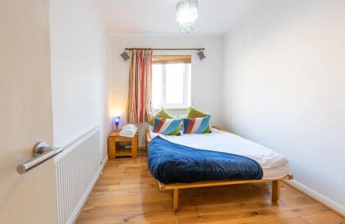 Stratford and New Town Apartment | London Stratford - Spacious 2 bed flat with secured parking & private garden