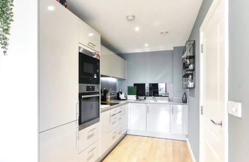 Stratford and New Town Apartment | LondonAprt/1Bed/Balcony/Gym/Tv/Wifi