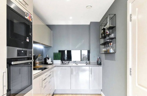 Stratford and New Town Apartment | LondonAprt/1Bed/Balcony/Gym/Tv/Wifi