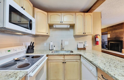 Brian Head Condo | Lone Star Retreat – Cozy 1-Bedroom Condo with Mountain Views in Brian Head
