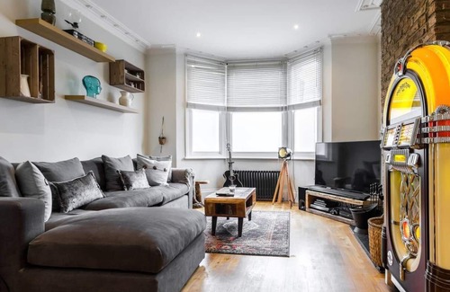 Shepherd's Bush House | Long Stay Discounts - Fun 2Bed Home Shepherds Bush