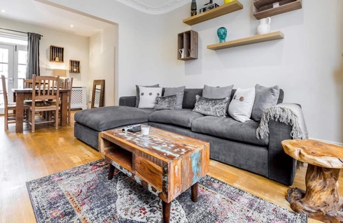 Shepherd's Bush House | Long Stay Discounts - Fun 2Bed Home Shepherds Bush