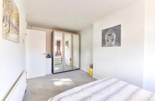 Newcastle-upon-Tyne Apartment | Long Stays - Cosy 3BR - Newcastle Retreat - RVI & City Centre - Garden - Parking - Near High Street