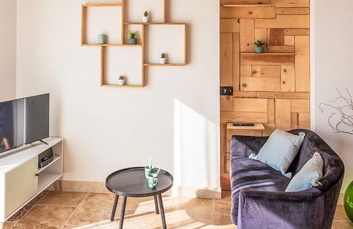 Croagnes House | Look forward to a fantastic vacation experience in this comfortable apartment near beautiful nature!