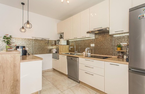 Kastel Kambelovac Apartment | Look forward to your family vacation in this tasteful apartment in Kastel Kambelovac.