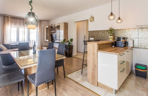 Kastel Kambelovac Apartment | Look forward to your family vacation in this tasteful apartment in Kastel Kambelovac.
