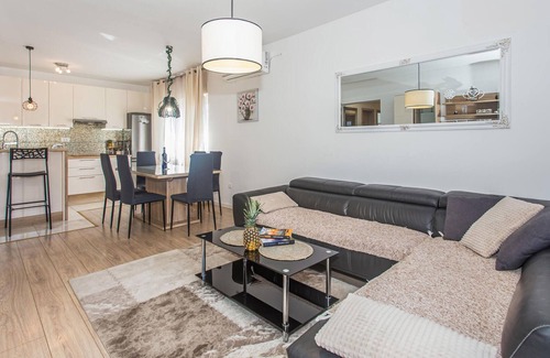 Kastel Kambelovac Apartment | Look forward to your family vacation in this tasteful apartment in Kastel Kambelovac.