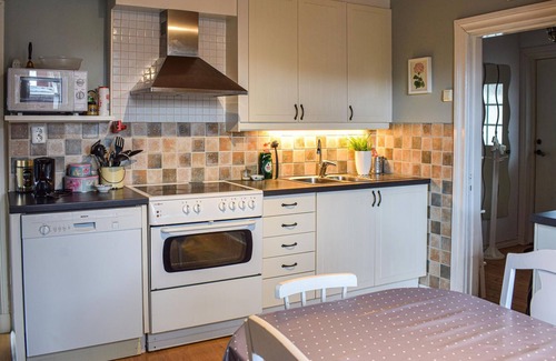 Kalmar Municipality House | Look forward to a lovely vacation in this charming wooden holiday home in Halltorp south of Kalmar.