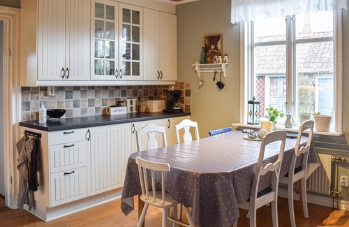 Kalmar Municipality House | Look forward to a lovely vacation in this charming wooden holiday home in Halltorp south of Kalmar.