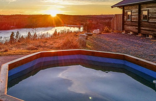 Vetlanda House | Look forward to a magnificent lake panorama in this modern and comfortable vacation home!