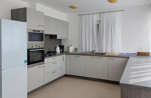 Stanisovi House | Look forward to a vacation in a modern vacation home with an enchanting view of the sea.