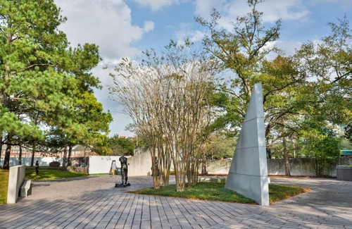 Texas Medical Center House | Look No More! 2 Modern Units, Pet-Friendly, Outdoor Pool, Near NRG Stadium