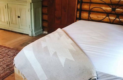 Pray Cabin | Looke’s Mill Rustic off grid cabin