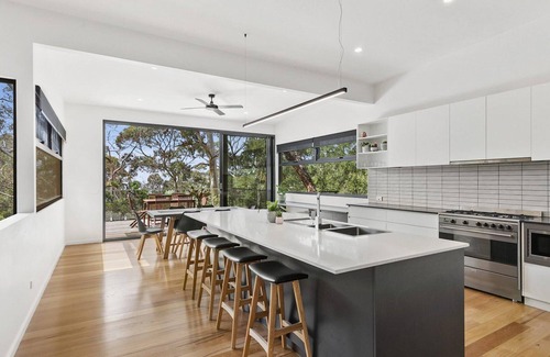 Lorne House | Lorne Hiatus - Perfect Location, WIFI
