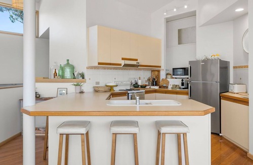 Anglesea House | Los Anglesea - With stunning 180- degree views from the ocean to the forest!
