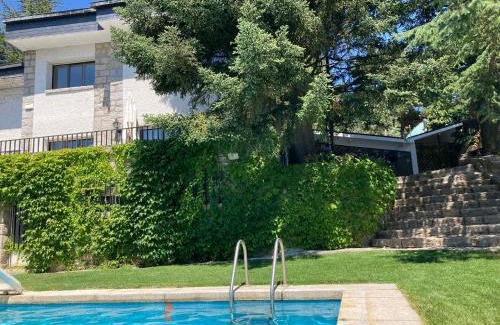 Navacerrada House | Los Cedros, gran chalet con piscina y apartamento en Navacerrada