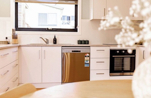 Bicheno House | Lottie's - Absolute Convenience