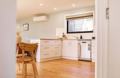 Bicheno House | Lottie's - Absolute Convenience