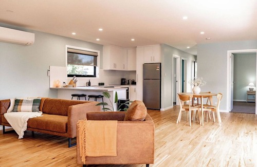 Bicheno House | Lottie's - Absolute Convenience