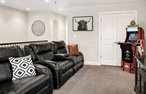 St. George House | Lounging at the Ledges! Surrey Bike and Ping Pong Table!