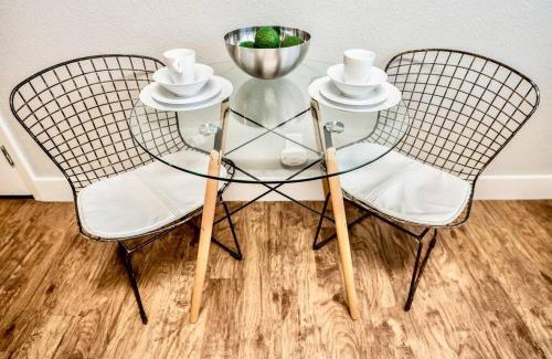 Old East Dallas Apartment | Love for Dallas - Close to Deep Ellum & AAC