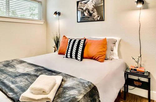Old East Dallas Apartment | Love for Dallas - Close to Deep Ellum & AAC