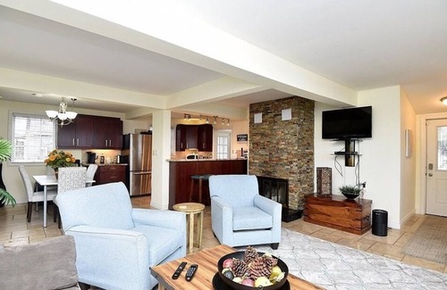 Stoney Creek Bed & Breakfast | Love on the Lake – Romantic Lakefront Updated Cottage with Private Beach