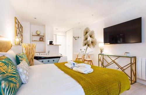 Batignolles Apartment | Love room - 2P with Jacuzzi