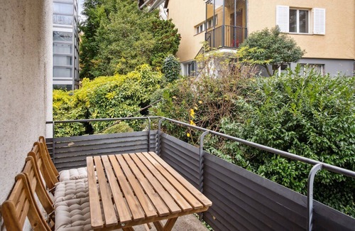 Hochschulen Apartment | Loveable 2BR: Central Charm in ZR