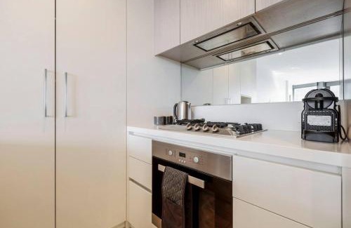 Cremorne Apartment | Lovely 1 bedroom with free parking on premises - 00209