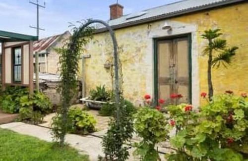 Moorowie House | Lovely 100yr old cottage 5 mins from famous Flaherty Beach, Pet friendly