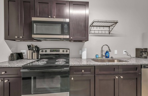 Waldron House | Lovely 1bedroom/1bath Apartment in Kansas Free WiFi Parking near Airport