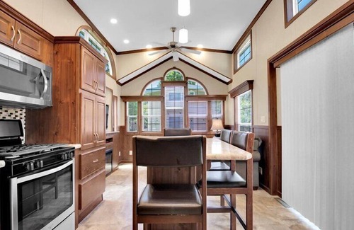 Gatlinburg - Pigeon Forge Cottage | Lovely 1BR Cottage with Loft
