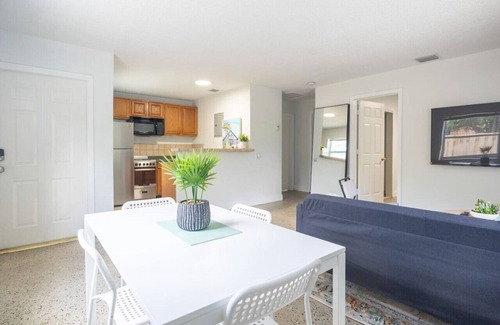 Riverside Park Apartment | Lovely 2 bed 1 Bath near Las Olas W/Free parking!