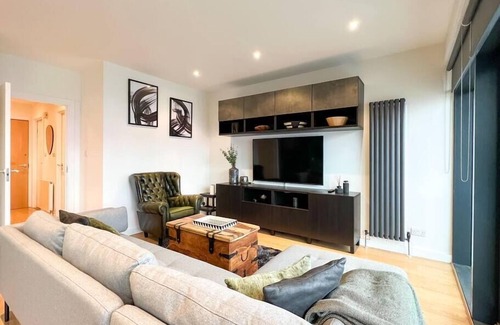 Glasgow Westend Apartment | Lovely 2 Bed Duplex Apartment with Hydro Views