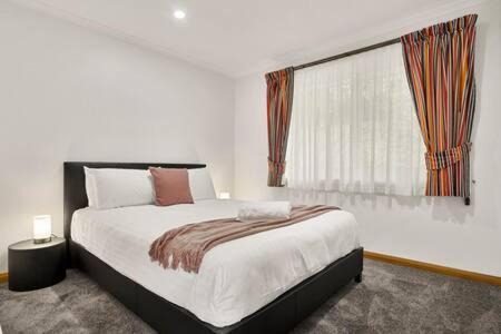 Sandy Bay House | Lovely 2 Bed Home with views