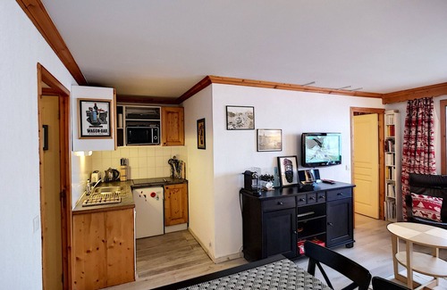 Les Bruyeres Apartment | Lovely 2-bedroom apt, sleeps 6, ski-in/ski-out, Les Menuires