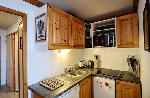 Les Bruyeres Apartment | Lovely 2-bedroom apt, sleeps 6, ski-in/ski-out, Les Menuires