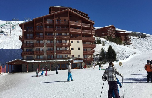 Les Bruyeres Apartment | Lovely 2-bedroom apt, sleeps 6, ski-in/ski-out, Les Menuires