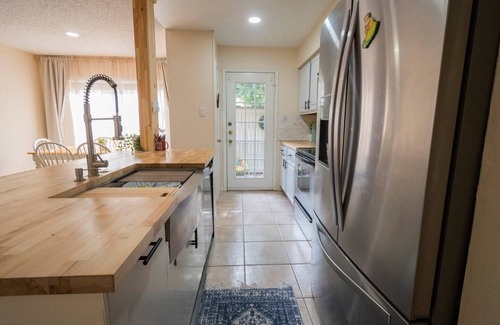 North Arlington Condo | Lovely 2-Bedroom Condo with Pool and Jacuzzi
