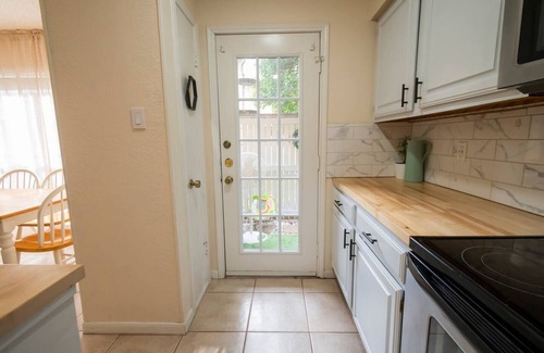 North Arlington Condo | Lovely 2-Bedroom Condo with Pool and Jacuzzi