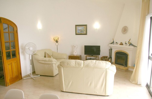 Areias Dos Moinhos House | Lovely 2 bedroom end townhouse in Carvoeiro