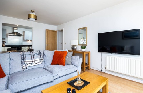 Grand Canal Dock Apartment | Lovely 2 BR Apartment With Balcony