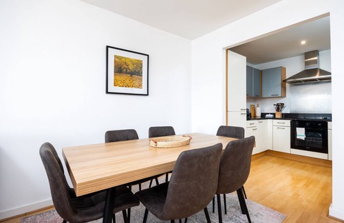 Grand Canal Dock Apartment | Lovely 2 BR Apartment With Balcony