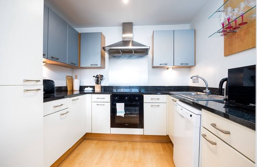 Grand Canal Dock Apartment | Lovely 2 BR Apartment With Balcony