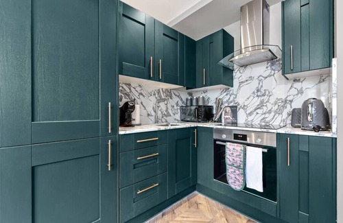 Harringay Apartment | Lovely 2 BR with Grill