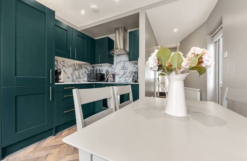 Harringay Apartment | Lovely 2 BR with Grill