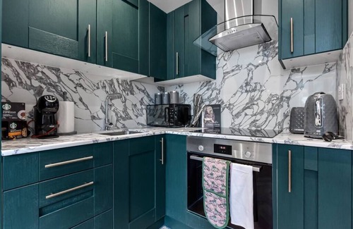 Harringay Apartment | Lovely 2 BR with Grill