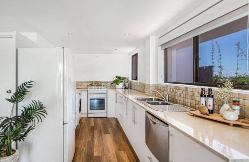 Alexandra Headland Apartment | Lovely 2bd Unit, Patio and views. Best weekly rate
